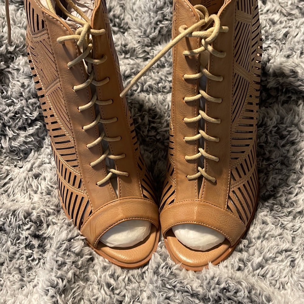 Super cute tan shoe boots size 9